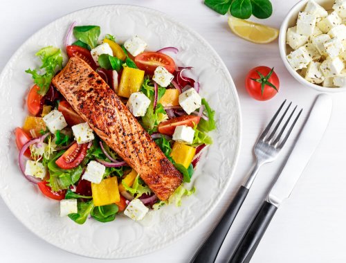 Gebraden zalm steak met verse groentesalade met feta