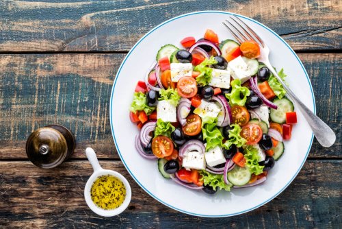 Griekse salade met verse komkommer, tomaat, zoete peper, sla, rode ui, feta en olijf met olijfolie