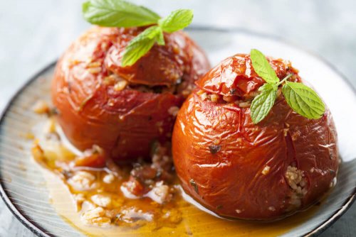 Tomaten gevuld met rijst en kruiden, oven gekookt in olijfolie