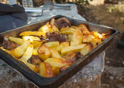 Oven gebakken aardappelen met lamsvlees en droge kruiden