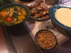 ‘ VEGETARISCHE TAJINE SCHOTEL (EVENTUEEL VERKRIJGBAAR MET VIS, VLEES, KIP)